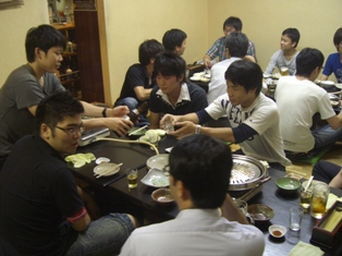 7月9日　田川義彦先生の研究室と交流会を行いました。研究発表者は，浅井君・長池君(田川研）と江頭・田中。後は韓国料理屋で飲み会。