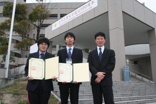 3月24日　修了式がありました。曽我が博士号を，岩崎と平野が修士号を取得しました。