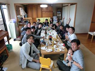 4月29日　和田宅にてホームパーティを開きました。当日は，修了生の池田克君，豊田君、阿曽沼君も参加してくれました。