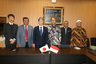 2019年2月22日　Brawijaya University (Indonesia)のTybyani先生ら4名の先生がお越しになり，本研究科とMOUを締結しました．