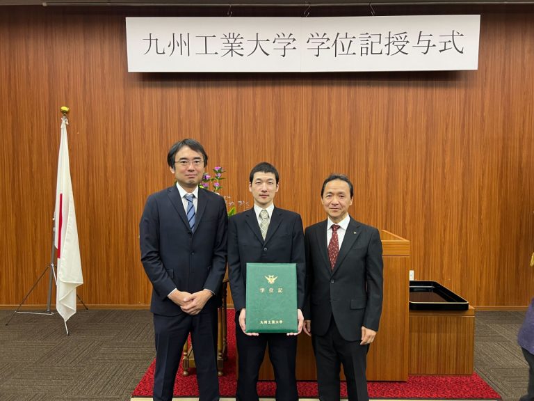 田向研究室 – 半導体・ICT・ロボット産業を牽引する“脳型計算機”の開発を目指し研究室教育を通してこれら産業をリードする優秀人材を育成します。