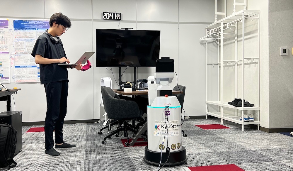 サービスロボットを使った実験の様子