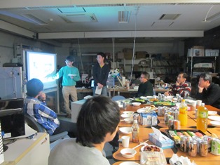 1月10日　新年会と短期海外派遣学生の報告会を開催しました。