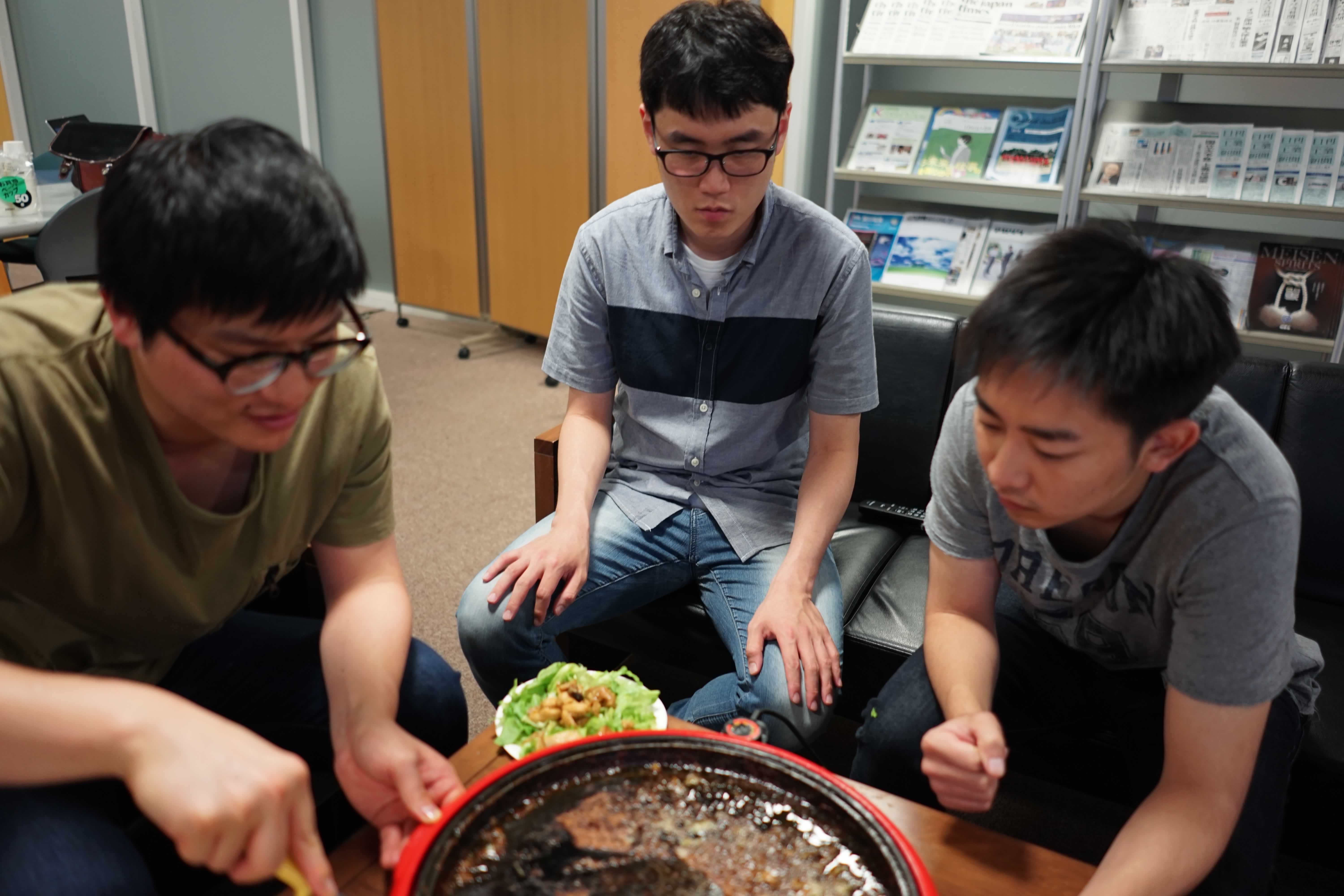 2018年6月27日　学会参加報告や海外滞在報告のための懇親会を開きました（李，戸畑，北川）．